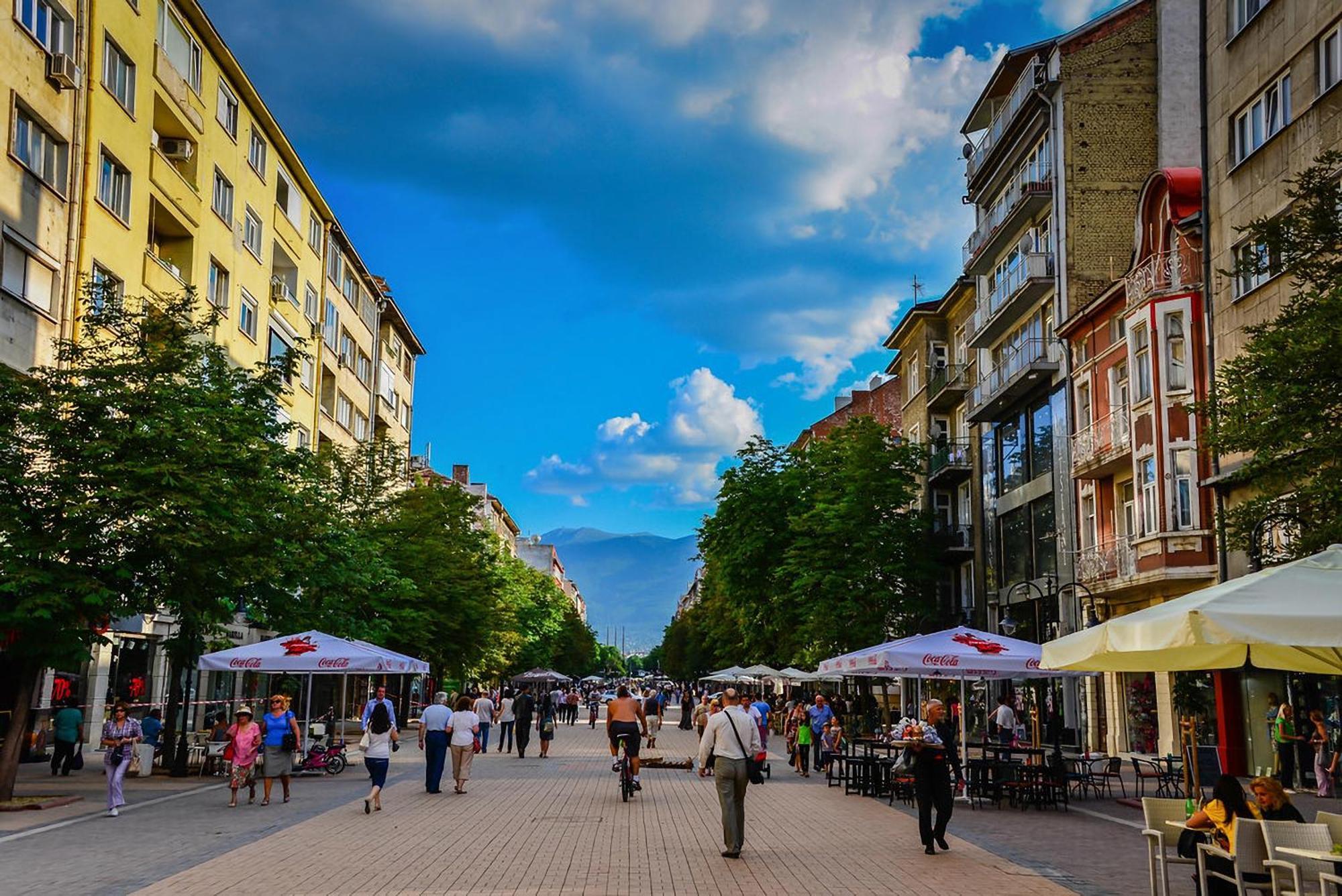10 Seconds Away From The Main Street, Free Secured Parking *