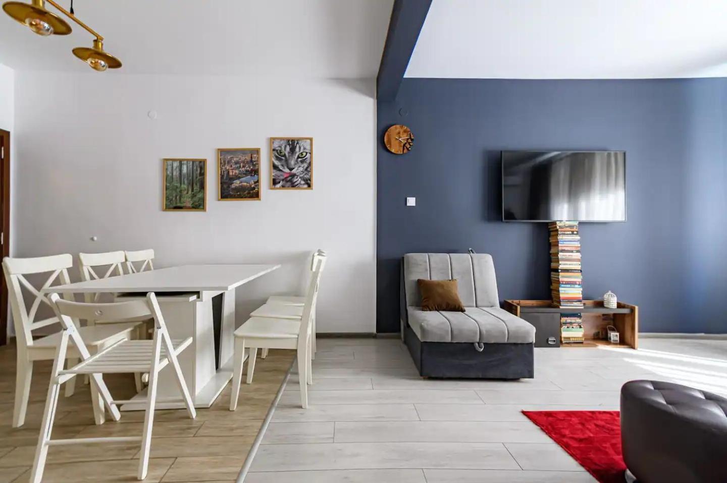 10 Seconds Away From The Main Street, Free Secured Parking Апартаменти