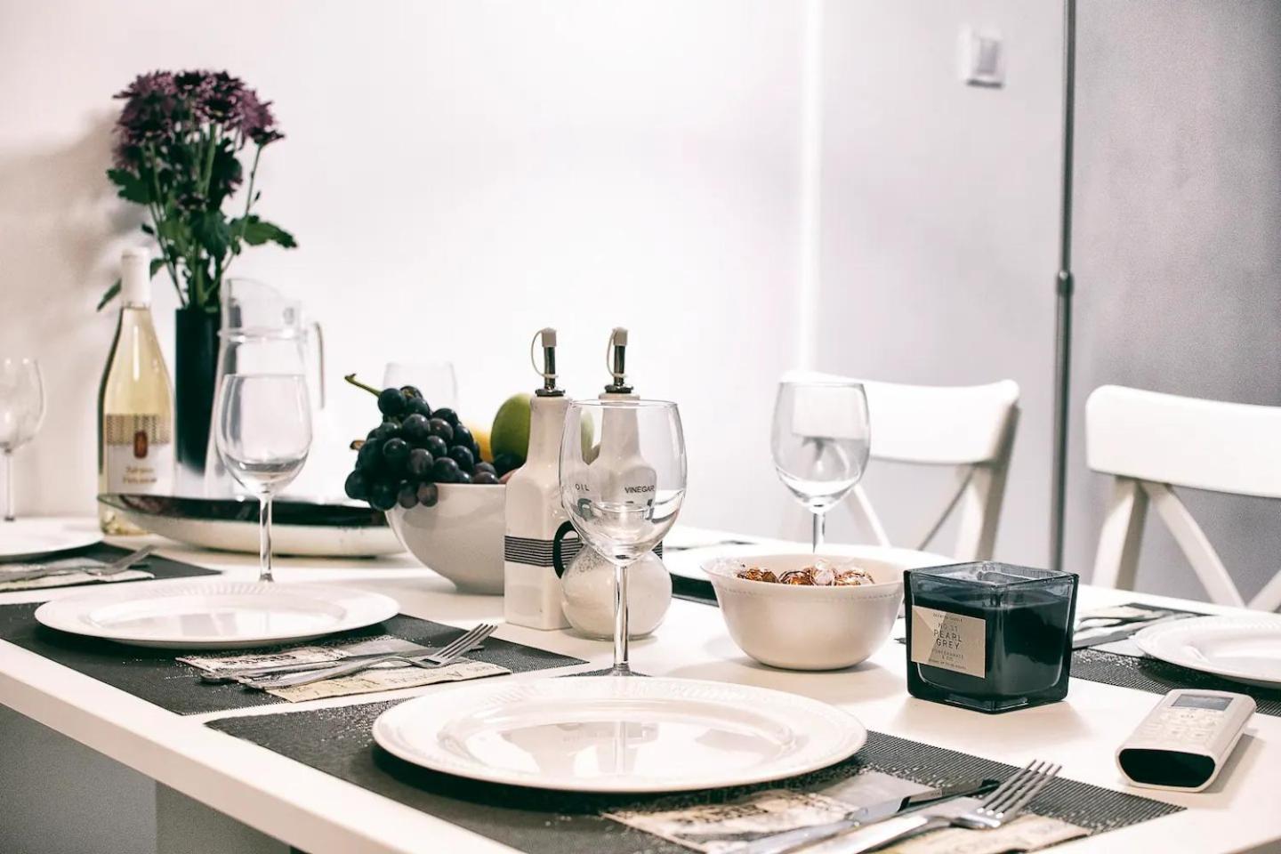 Апартаменти 10 Seconds Away From The Main Street, Free Secured Parking