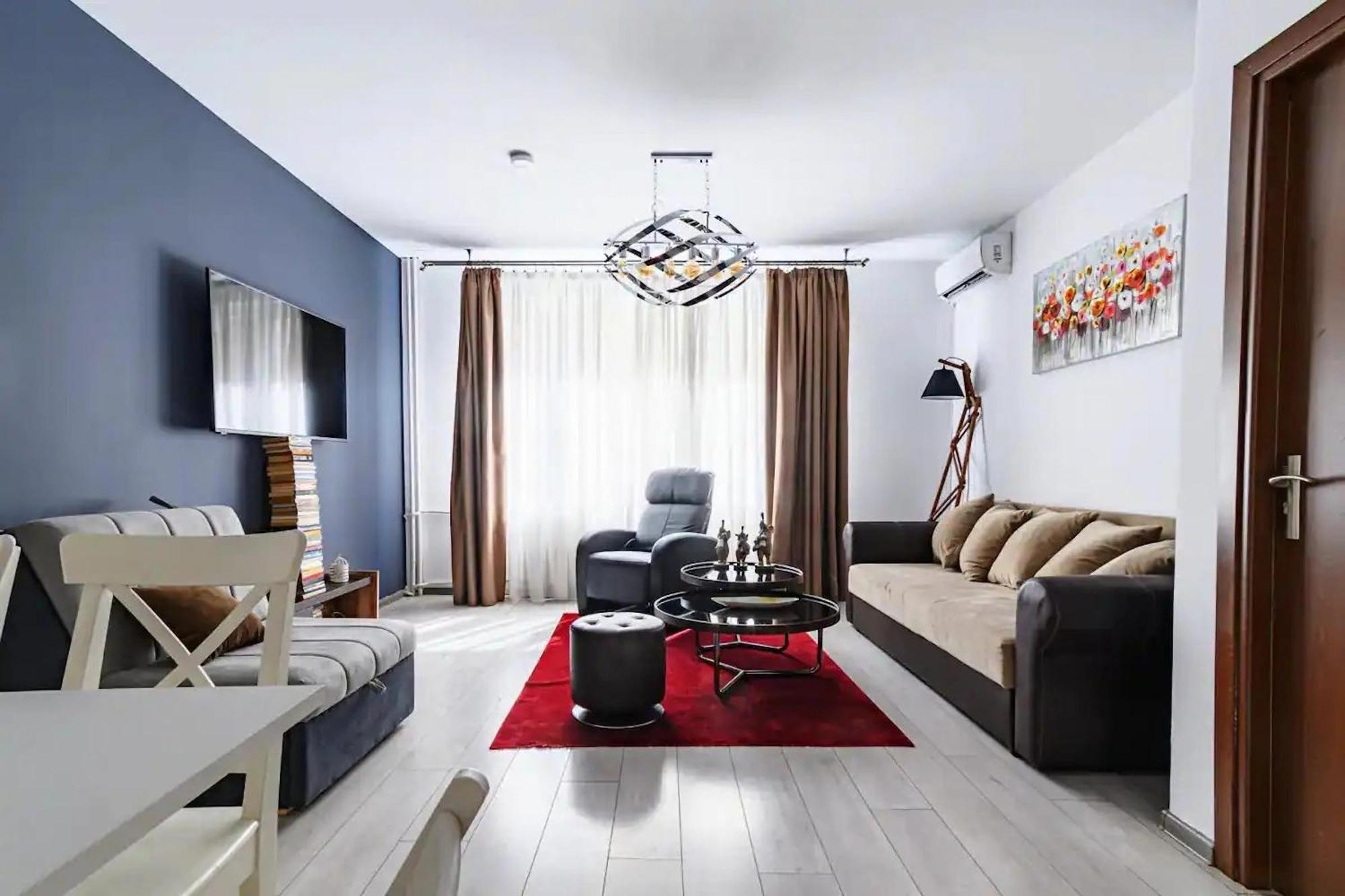 Апартаменти 10 Seconds Away From The Main Street, Free Secured Parking *