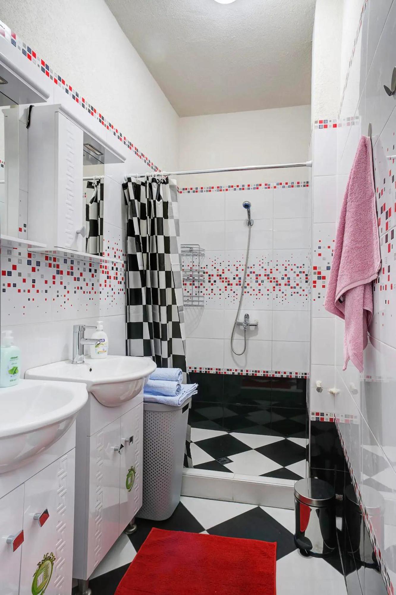 Апартаменти 10 Seconds Away From The Main Street, Free Secured Parking