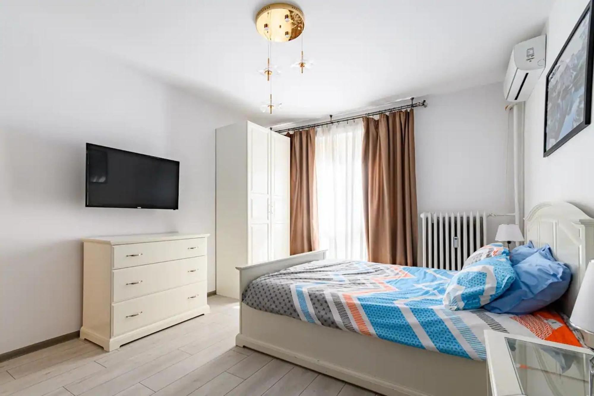 Апартаменти 10 Seconds Away From The Main Street, Free Secured Parking Софія